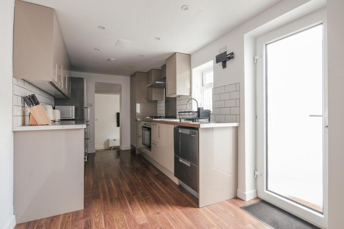 Spacious 3 Bedroom Home With Ps5 And Pool Table Near O2 Arena Canary Wharf And Elizabeth Line To Central لندن المظهر الخارجي الصورة