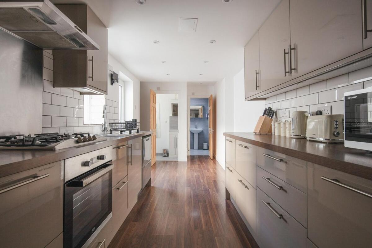Spacious 3 Bedroom Home With Ps5 And Pool Table Near O2 Arena Canary Wharf And Elizabeth Line To Central لندن المظهر الخارجي الصورة