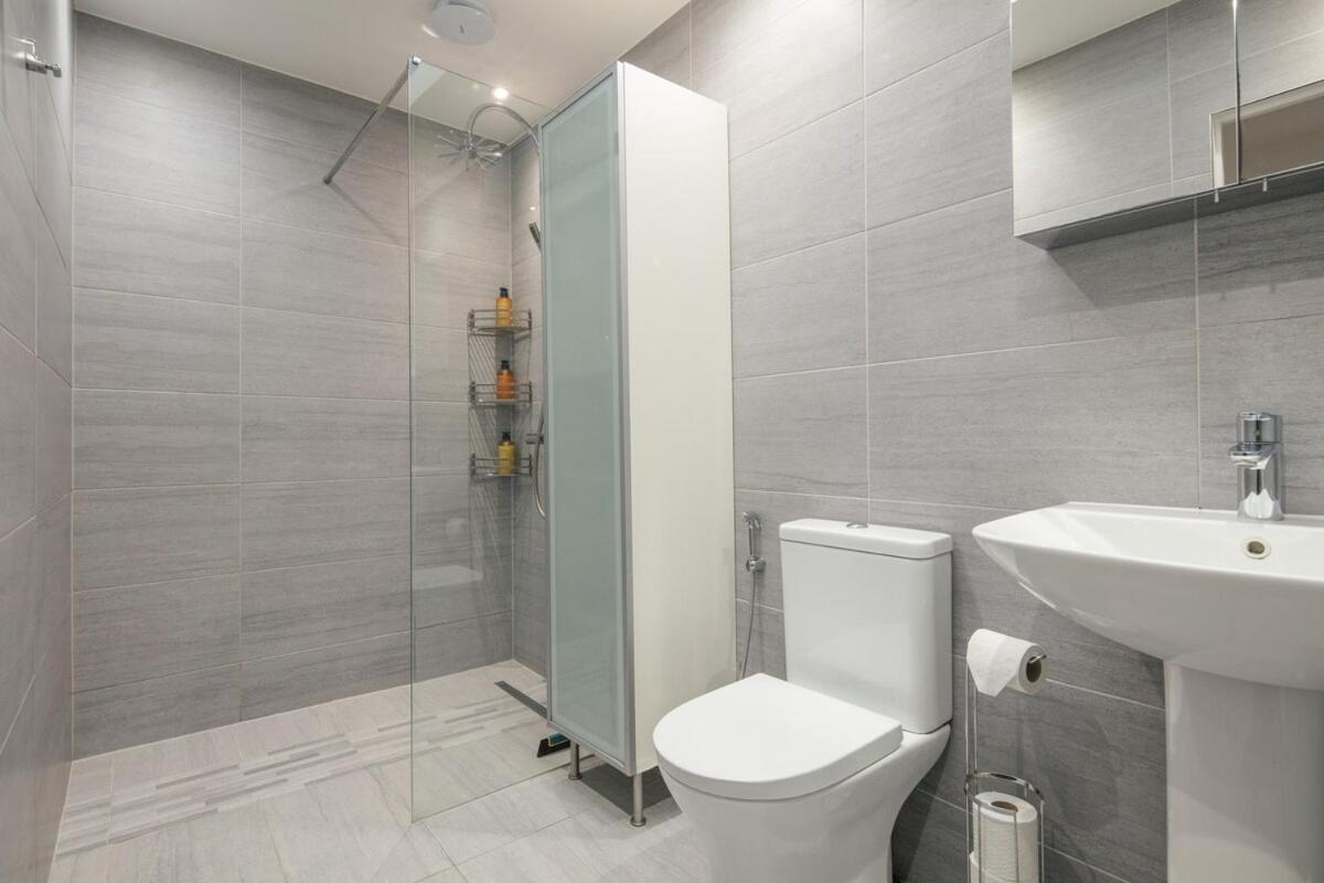 Spacious 3 Bedroom Home With Ps5 And Pool Table Near O2 Arena Canary Wharf And Elizabeth Line To Central لندن المظهر الخارجي الصورة
