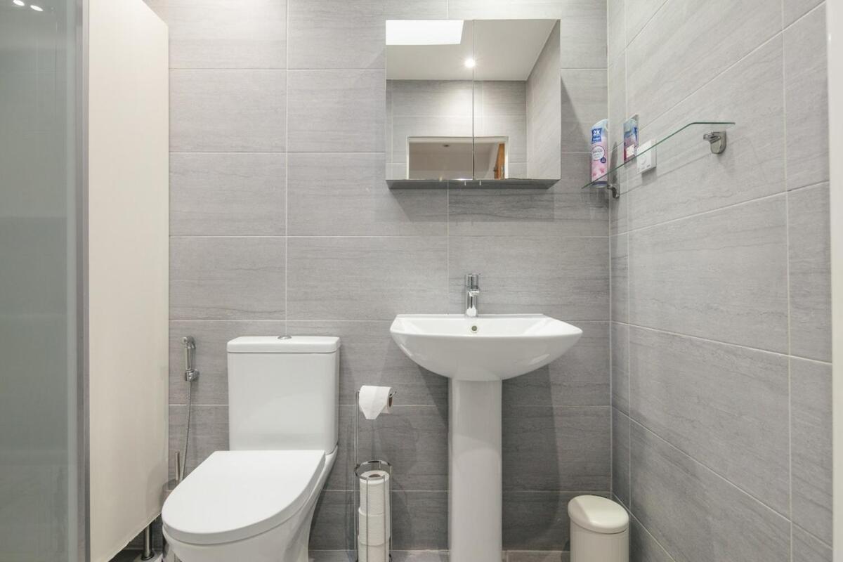 Spacious 3 Bedroom Home With Ps5 And Pool Table Near O2 Arena Canary Wharf And Elizabeth Line To Central لندن المظهر الخارجي الصورة