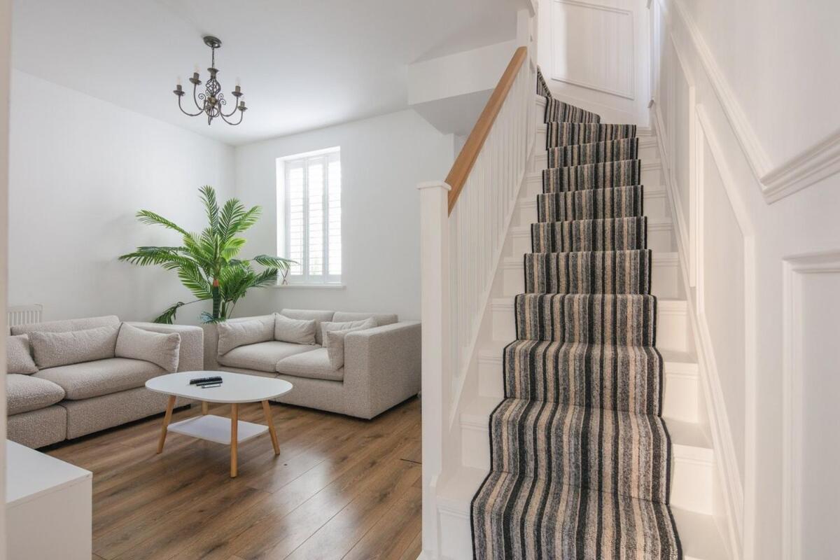 Spacious 3 Bedroom Home With Ps5 And Pool Table Near O2 Arena Canary Wharf And Elizabeth Line To Central لندن المظهر الخارجي الصورة