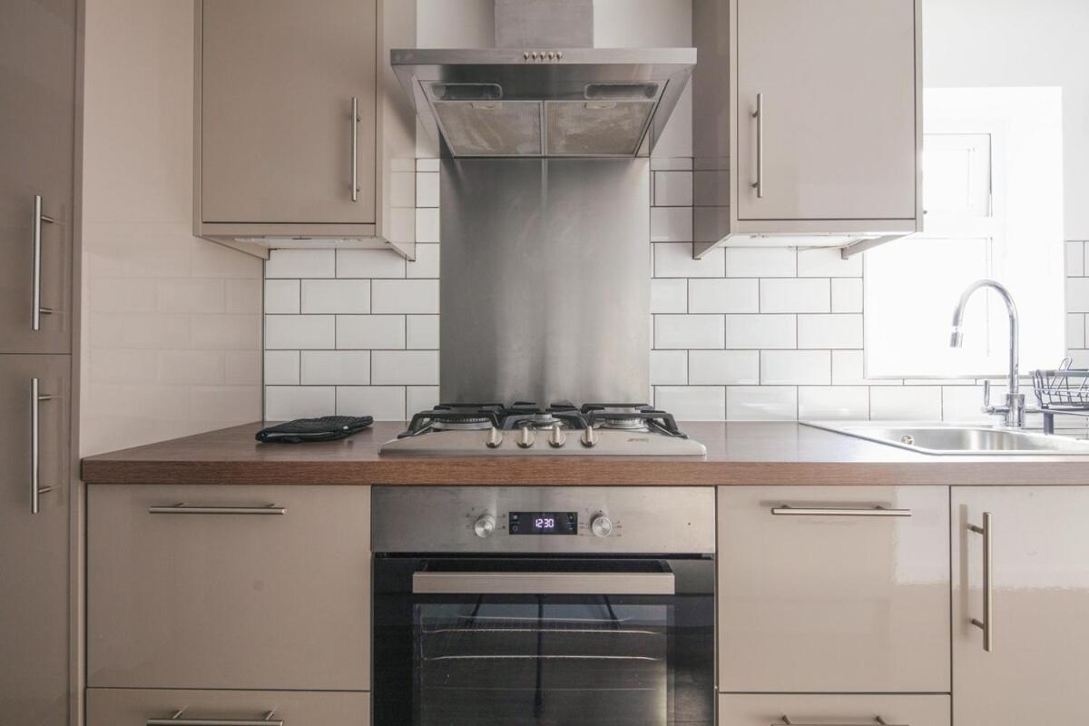 Spacious 3 Bedroom Home With Ps5 And Pool Table Near O2 Arena Canary Wharf And Elizabeth Line To Central لندن المظهر الخارجي الصورة