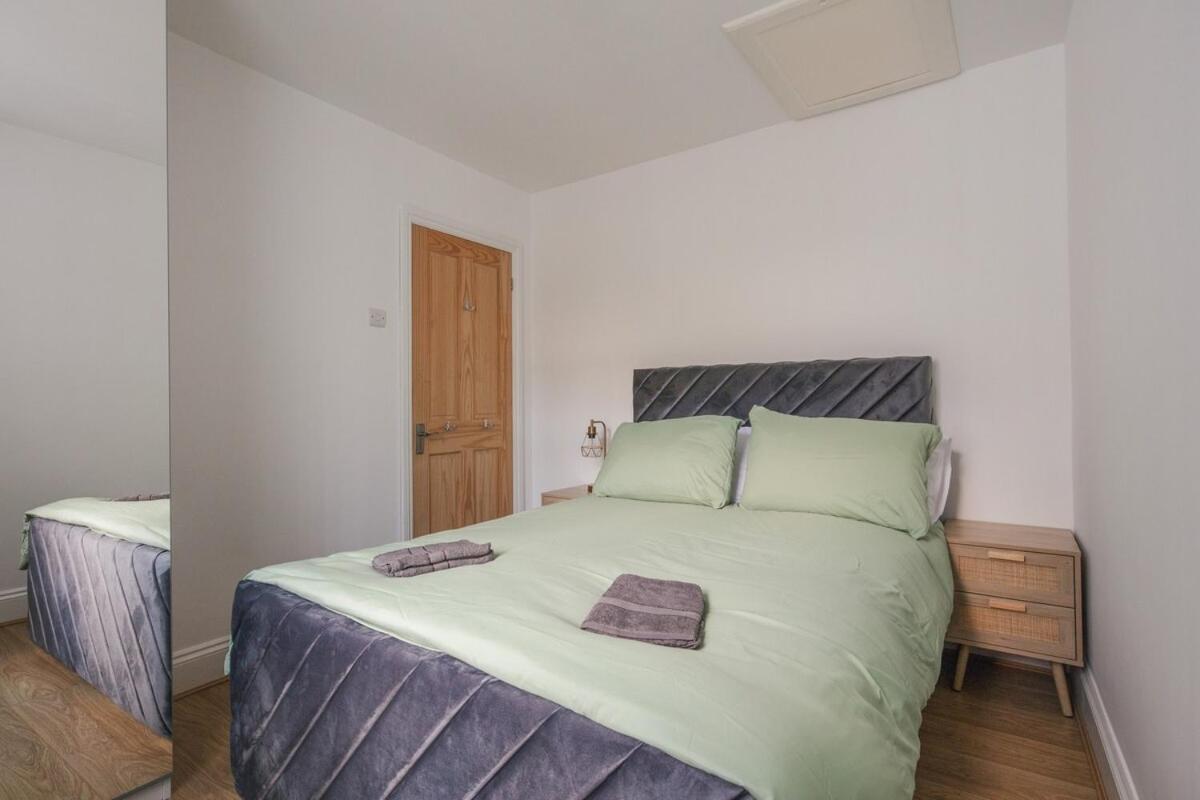 Spacious 3 Bedroom Home With Ps5 And Pool Table Near O2 Arena Canary Wharf And Elizabeth Line To Central لندن المظهر الخارجي الصورة