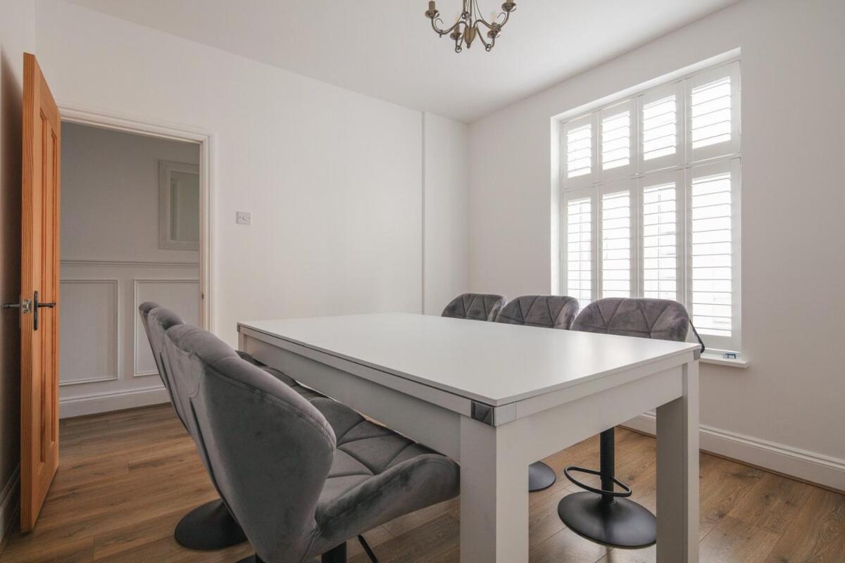 Spacious 3 Bedroom Home With Ps5 And Pool Table Near O2 Arena Canary Wharf And Elizabeth Line To Central لندن المظهر الخارجي الصورة
