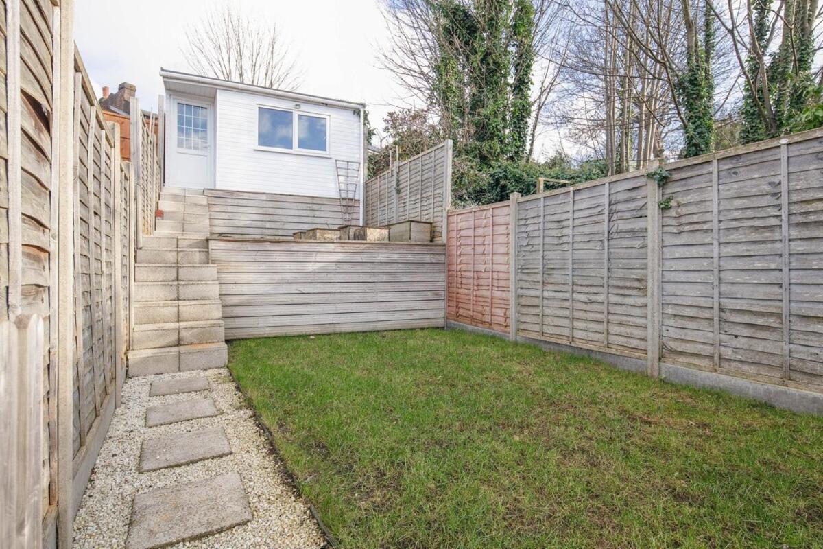 Spacious 3 Bedroom Home With Ps5 And Pool Table Near O2 Arena Canary Wharf And Elizabeth Line To Central لندن المظهر الخارجي الصورة
