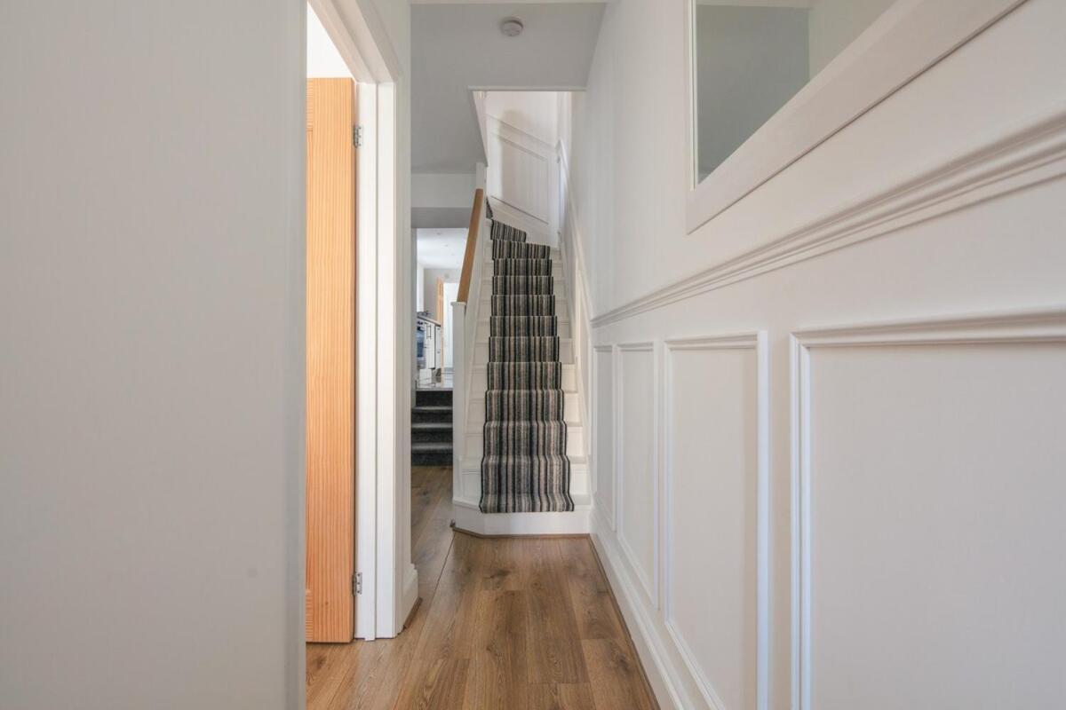 Spacious 3 Bedroom Home With Ps5 And Pool Table Near O2 Arena Canary Wharf And Elizabeth Line To Central لندن المظهر الخارجي الصورة