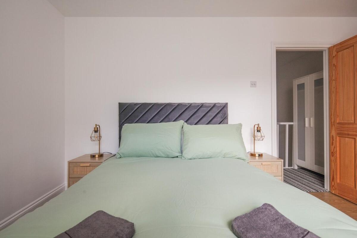 Spacious 3 Bedroom Home With Ps5 And Pool Table Near O2 Arena Canary Wharf And Elizabeth Line To Central لندن المظهر الخارجي الصورة