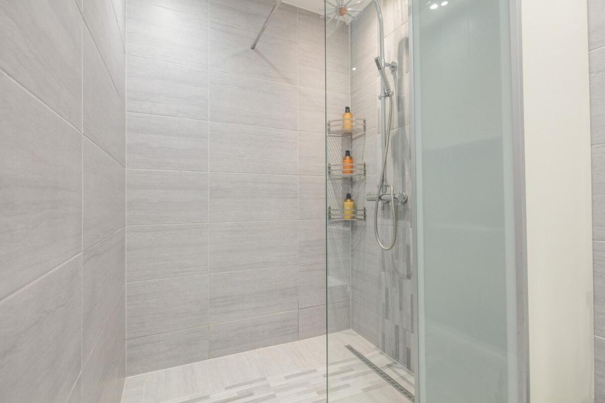 Spacious 3 Bedroom Home With Ps5 And Pool Table Near O2 Arena Canary Wharf And Elizabeth Line To Central لندن المظهر الخارجي الصورة