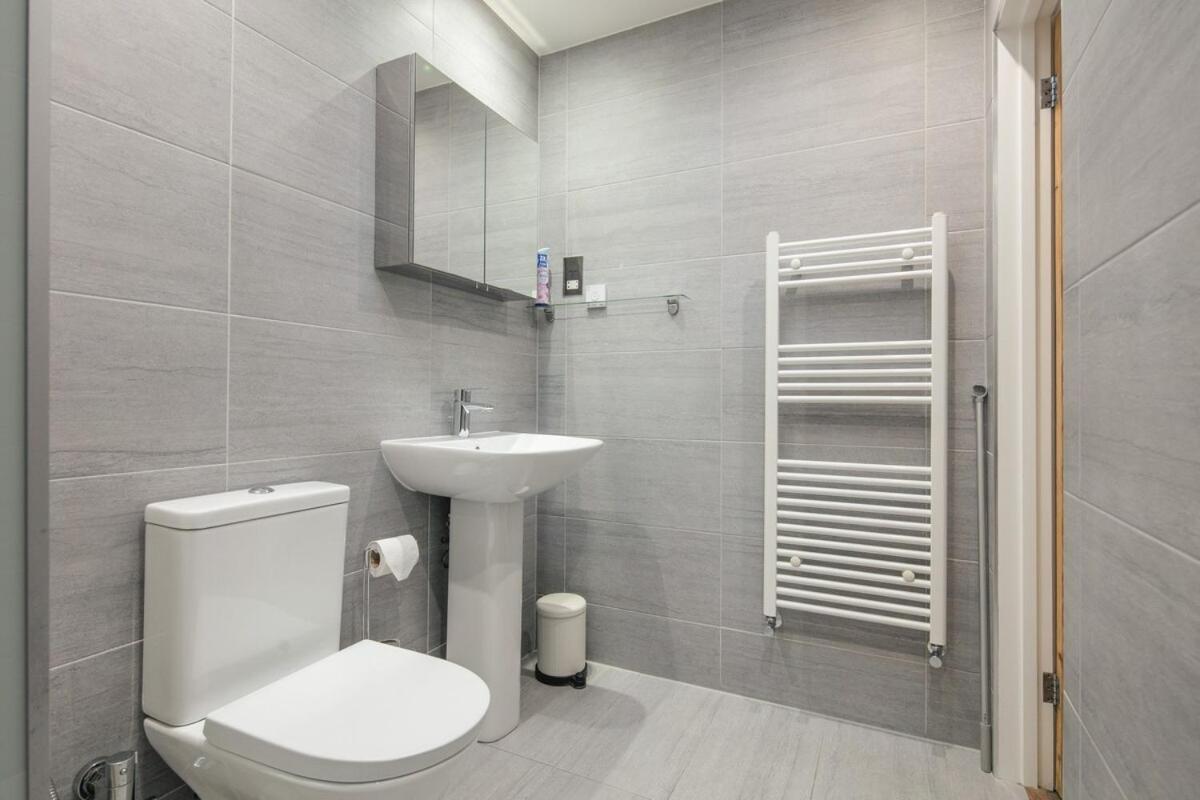 Spacious 3 Bedroom Home With Ps5 And Pool Table Near O2 Arena Canary Wharf And Elizabeth Line To Central لندن المظهر الخارجي الصورة