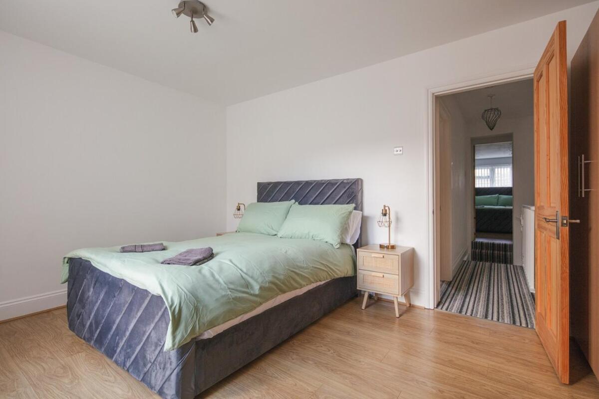 Spacious 3 Bedroom Home With Ps5 And Pool Table Near O2 Arena Canary Wharf And Elizabeth Line To Central لندن المظهر الخارجي الصورة