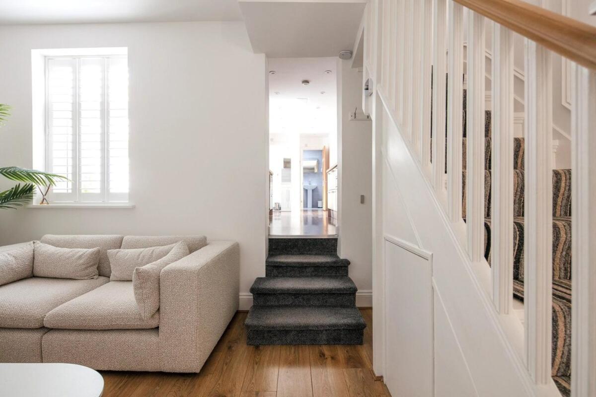 Spacious 3 Bedroom Home With Ps5 And Pool Table Near O2 Arena Canary Wharf And Elizabeth Line To Central لندن المظهر الخارجي الصورة