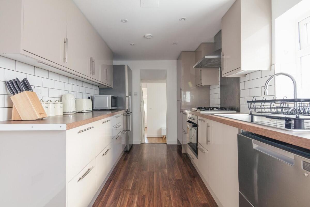 Spacious 3 Bedroom Home With Ps5 And Pool Table Near O2 Arena Canary Wharf And Elizabeth Line To Central لندن المظهر الخارجي الصورة