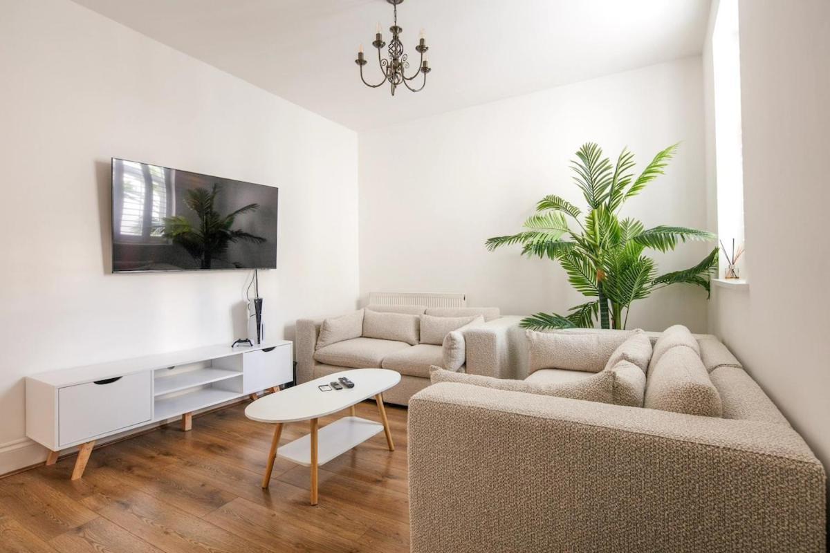 Spacious 3 Bedroom Home With Ps5 And Pool Table Near O2 Arena Canary Wharf And Elizabeth Line To Central لندن المظهر الخارجي الصورة